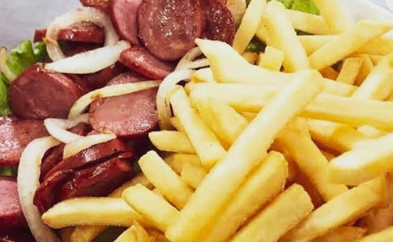 calabresa acebolada com batata frita
