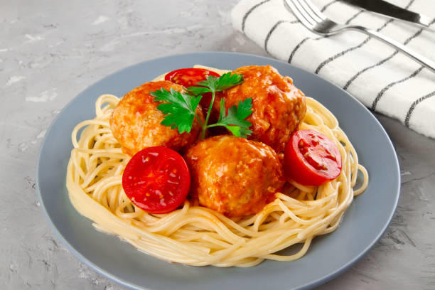 Espaguete ao molho com almondegas de frango com calabresa