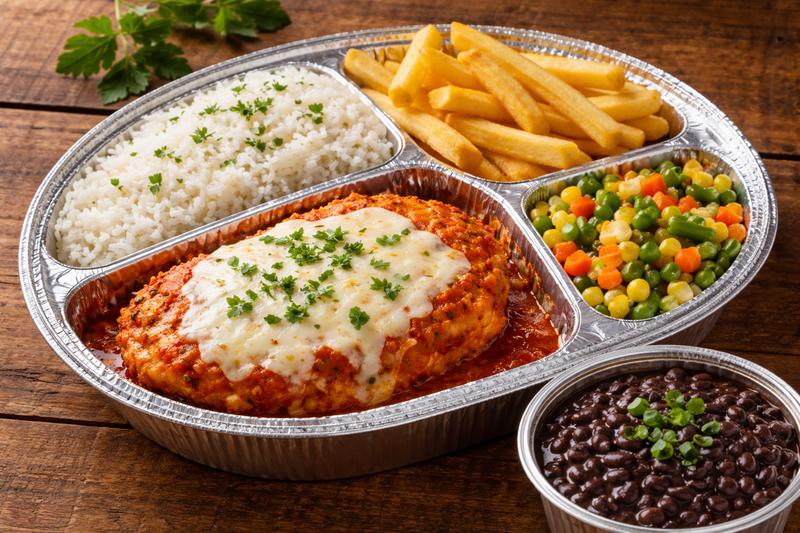 Executiva de file de frango a parmegiana com fritas e salada