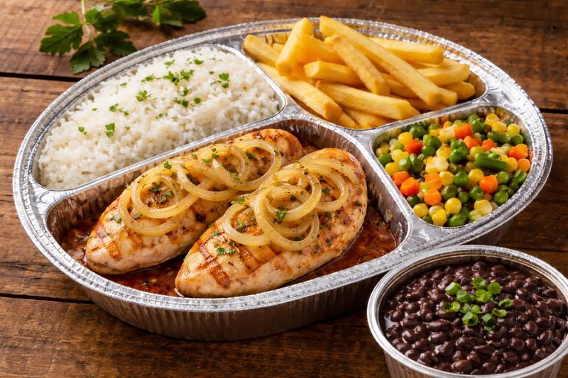 Executiva de file de frango grelhado com fritas e salada