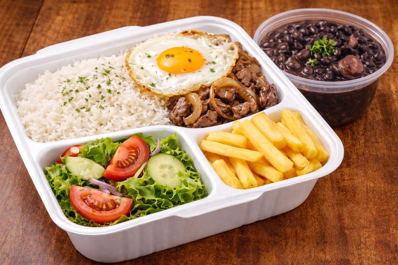 EXECUTIVA DE ISCA DE ALCATRA ACEBOLADA COM OVO FRITO + SALADA E FRITAS