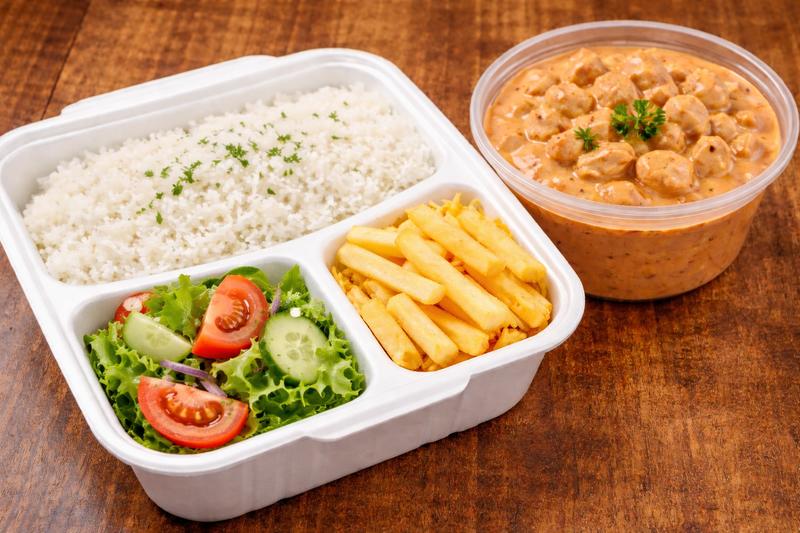 EXECUTIVA DE STROGONOFF DE FRANGO COM FRITAS E SALADA DO DIA