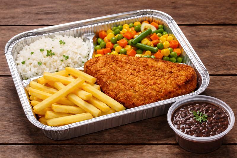 Executivo de filé de frango a milanesa com fritas e salada do dia
