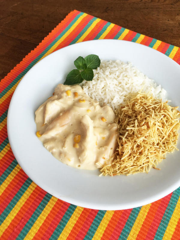 Fricassê cremoso de frango com PURÊ DE BATATAS