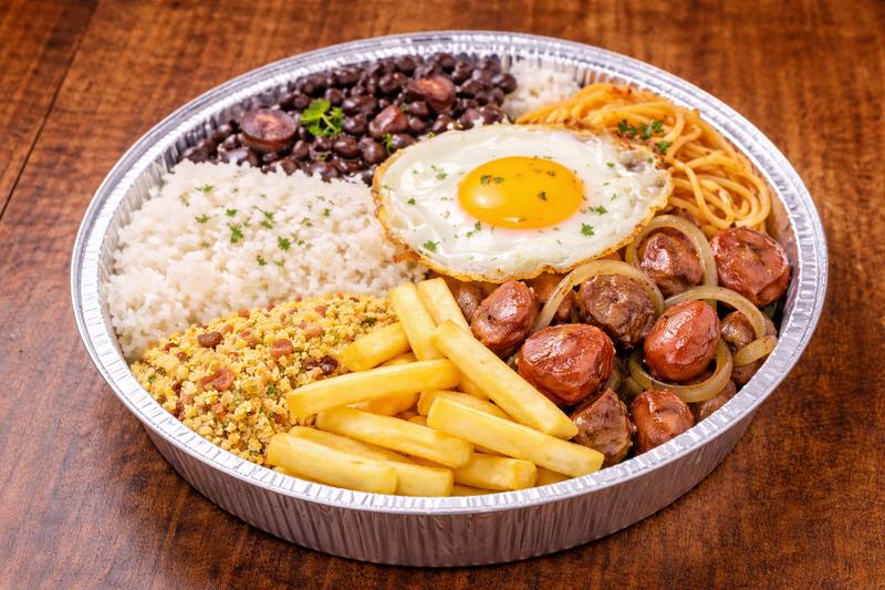 LINGUIÇA MINEIRA ACEBOLADA + OVO FRITO COM FRITAS