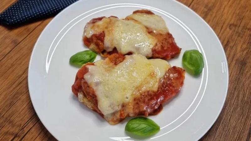 PARMEGIANA DE FRANGO + SALADA DO DIA
